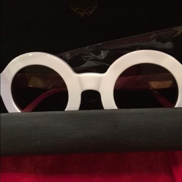 Wildfox Couture “Twiggy” white sunglasses - Picture 3 of 3